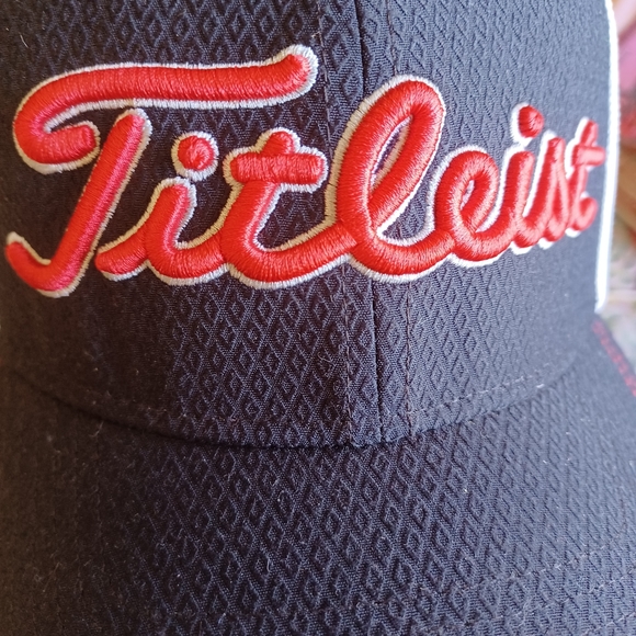 Titleist baseball style golf hat. Black/white red embroidered lettering … - Picture 5 of 8
